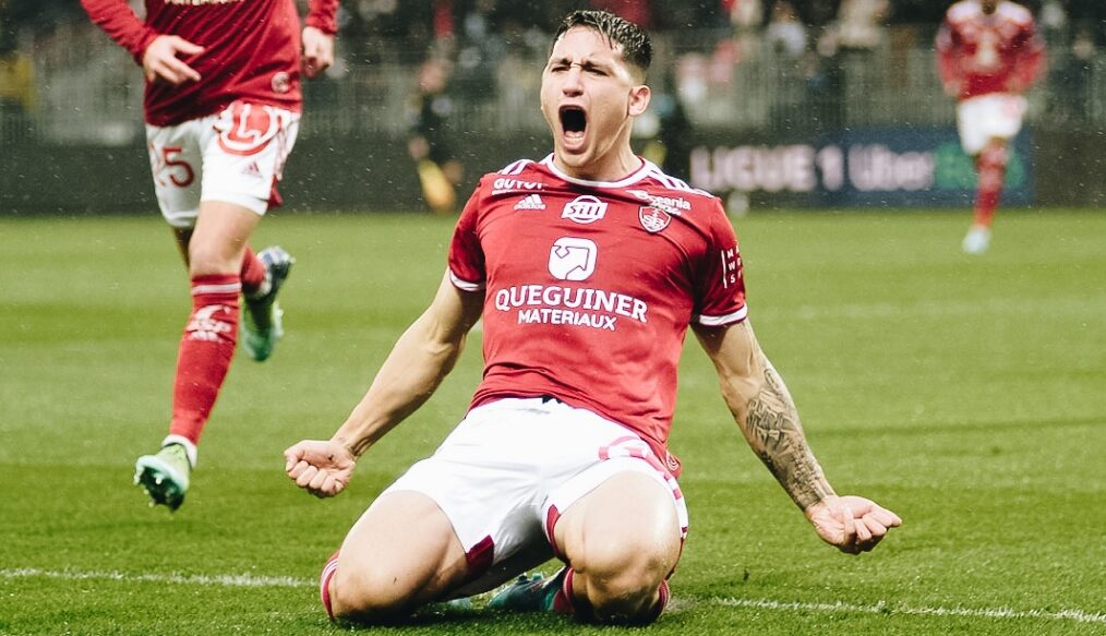 Martín Satriano se estrena como goleador profesional