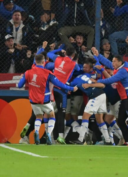 Vélez y un triunfo Nacional para seguir con vida en la Copa