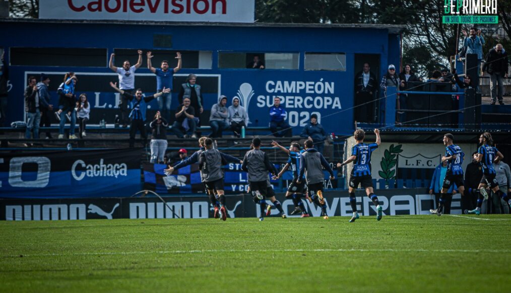 Liverpool cumplió y depende de sí mismo para ser campeón