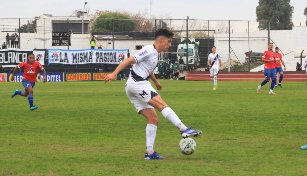 Leandro Navarro: “Teniendo canchas en buen estado el fútbol uruguayo podría ser mejor”